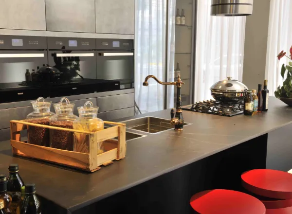 Cozinha contemporânea com cuba embutida e torneira em acabamento dourado