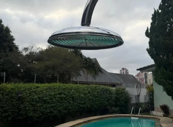Ducha externa em inox instalada em área de piscina