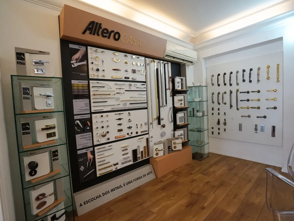 Mostruário de puxadores, maçanetas e fechaduras no showroom Ketesi, para especificação de acabamentos