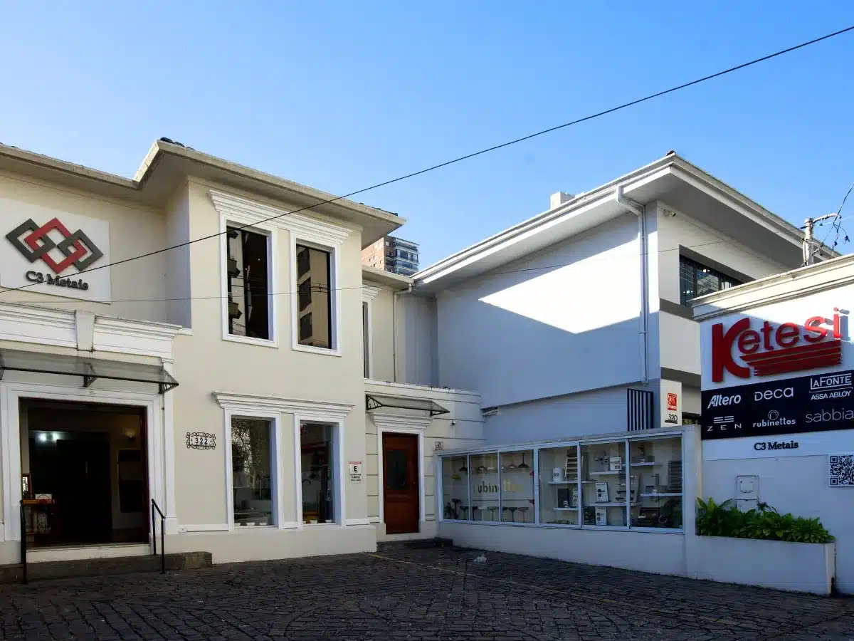 Fachada do showroom Ketesi e C3 Metais na Rua Dr. Alceu de Campos Rodrigues, Vila Nova Conceição, São Paulo