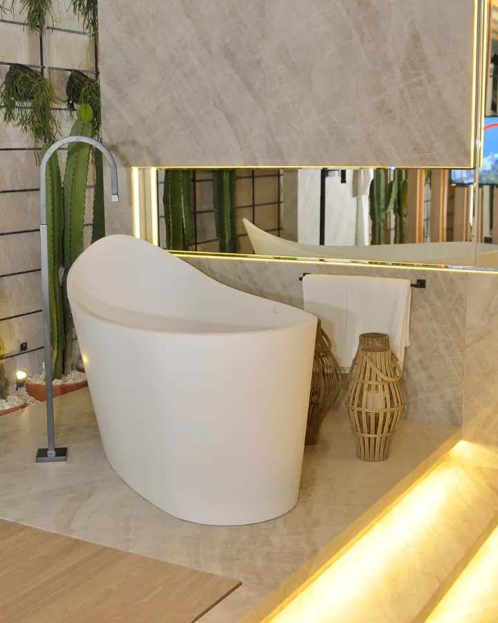 Banheira de imersão alta de design orgânico com iluminação indireta