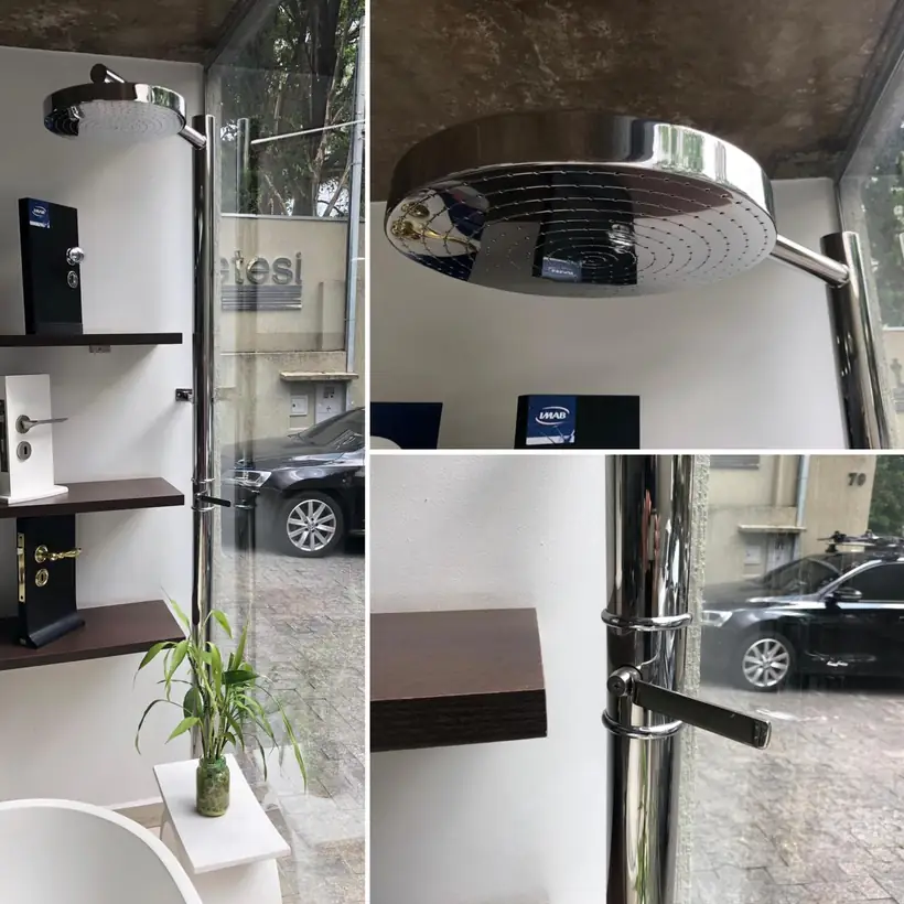 Ducha em inox polido e detalhes de acabamento em exposição no showroom Ketesi