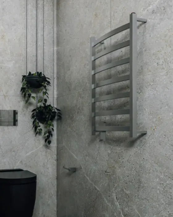 Toalheiro aquecido tradicional em inox instalado na parede do banheiro