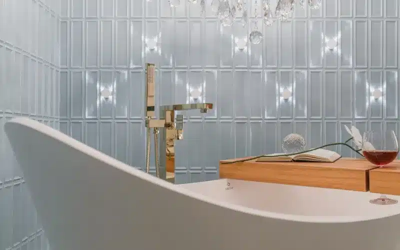 Banheira de imersão com misturador de piso em acabamento dourado
