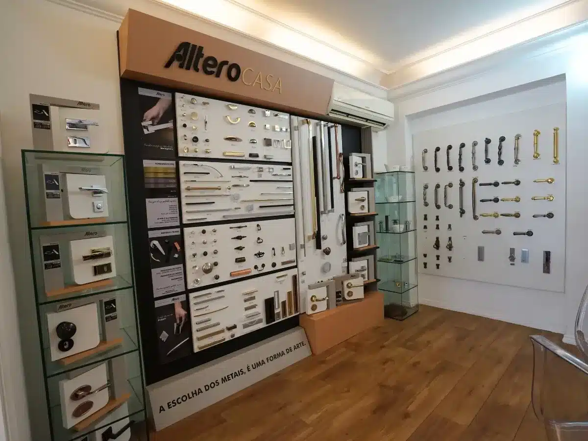 Mostruário de puxadores, maçanetas e fechaduras Altero no showroom Ketesi, para especificação de acabamentos